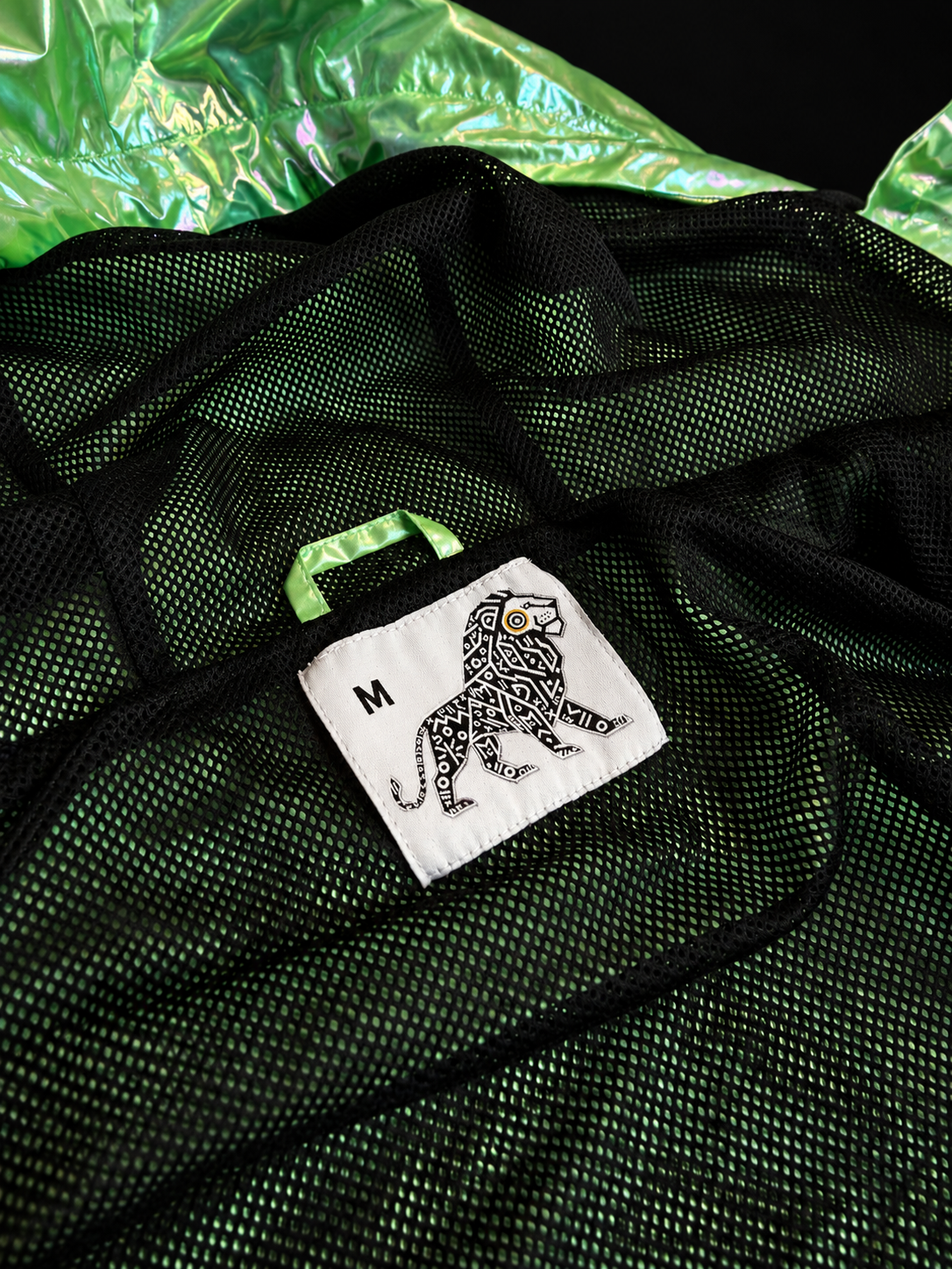 Close-up of the ELAISSAOUI PARA DIZA interior label against black mesh.