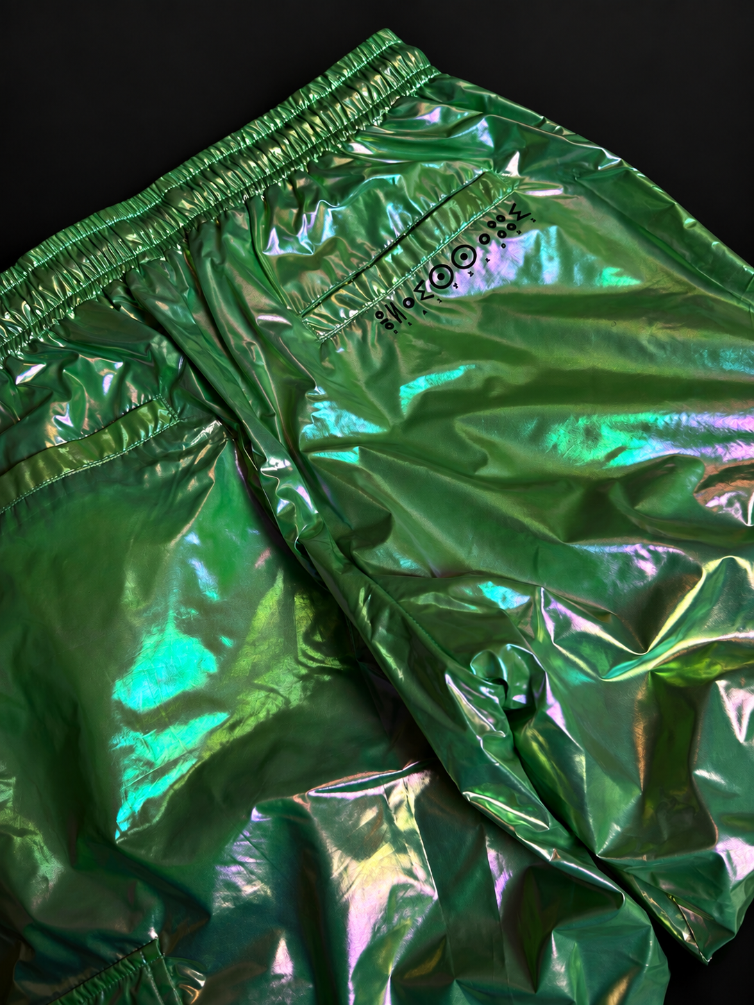 Close-up of the ELAISSAOUI PARA DIZA rear waistband and pocket on the iridescent trousers.